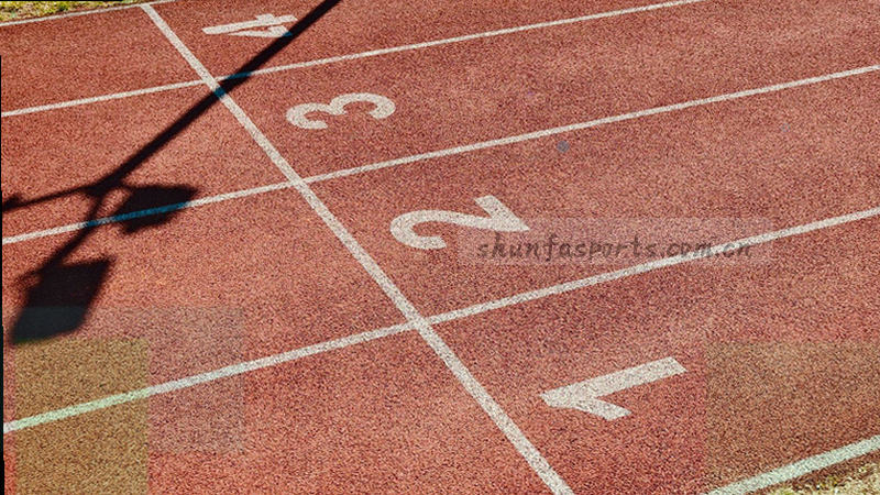 夜间球场灯光下的动态进攻瞬间，球员跑动与足球轨迹叠加数据线条
